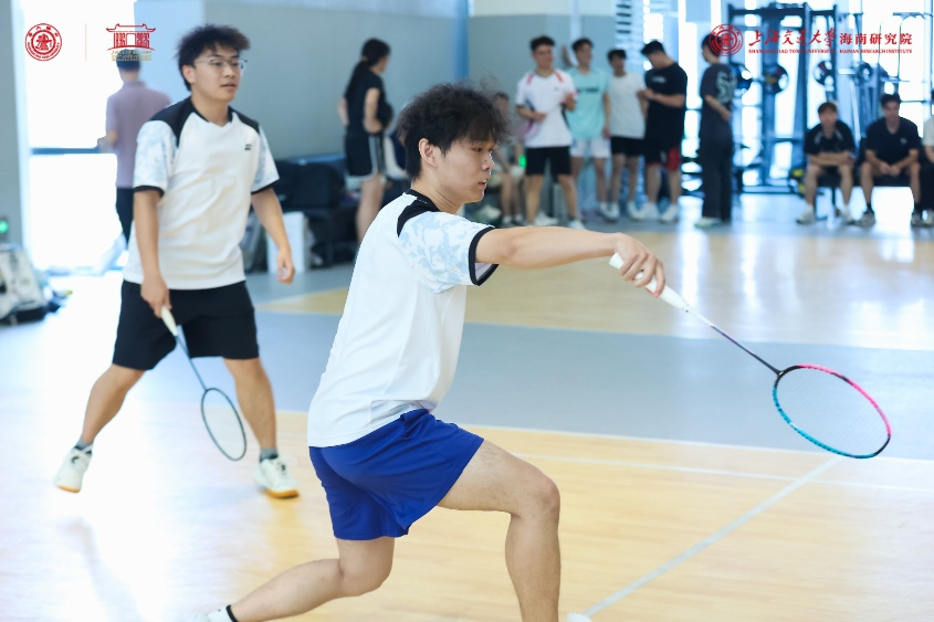 挥拍逐梦，不负热爱——我院师生参加羽毛球赛